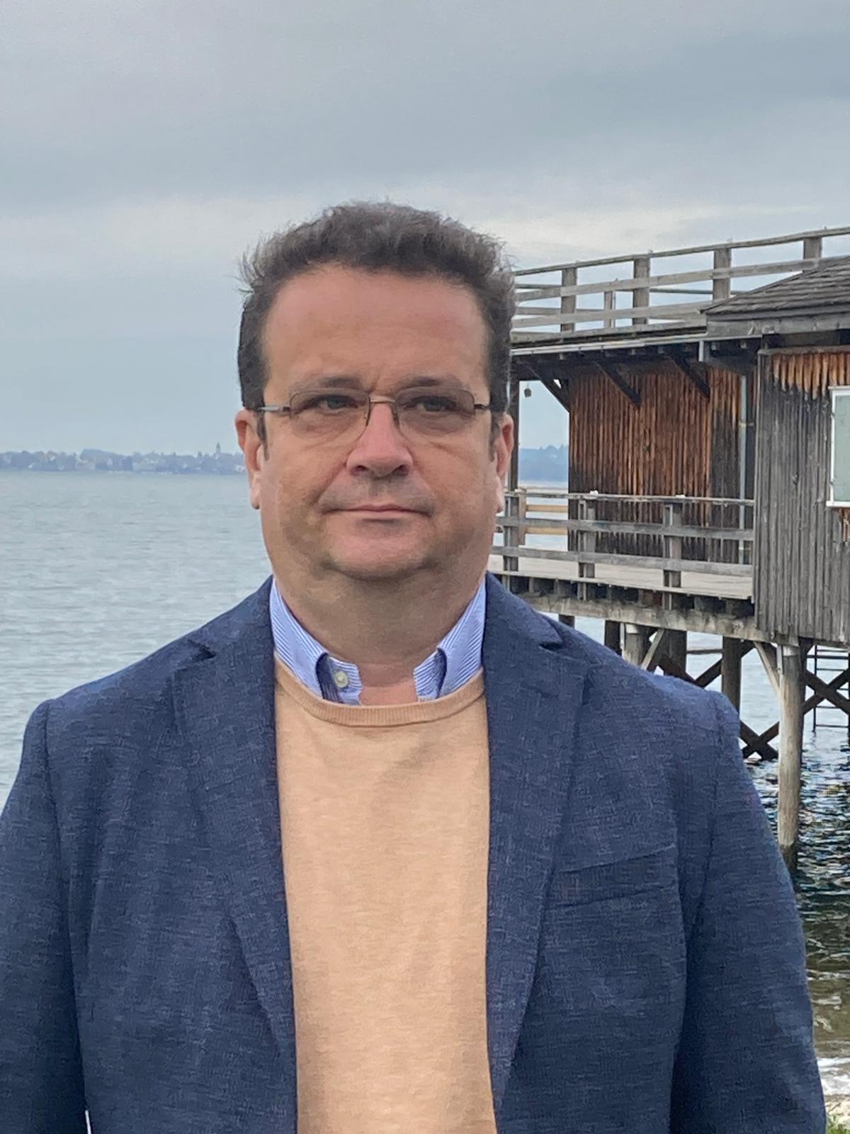 Buchhalter mit Brille und Hemd